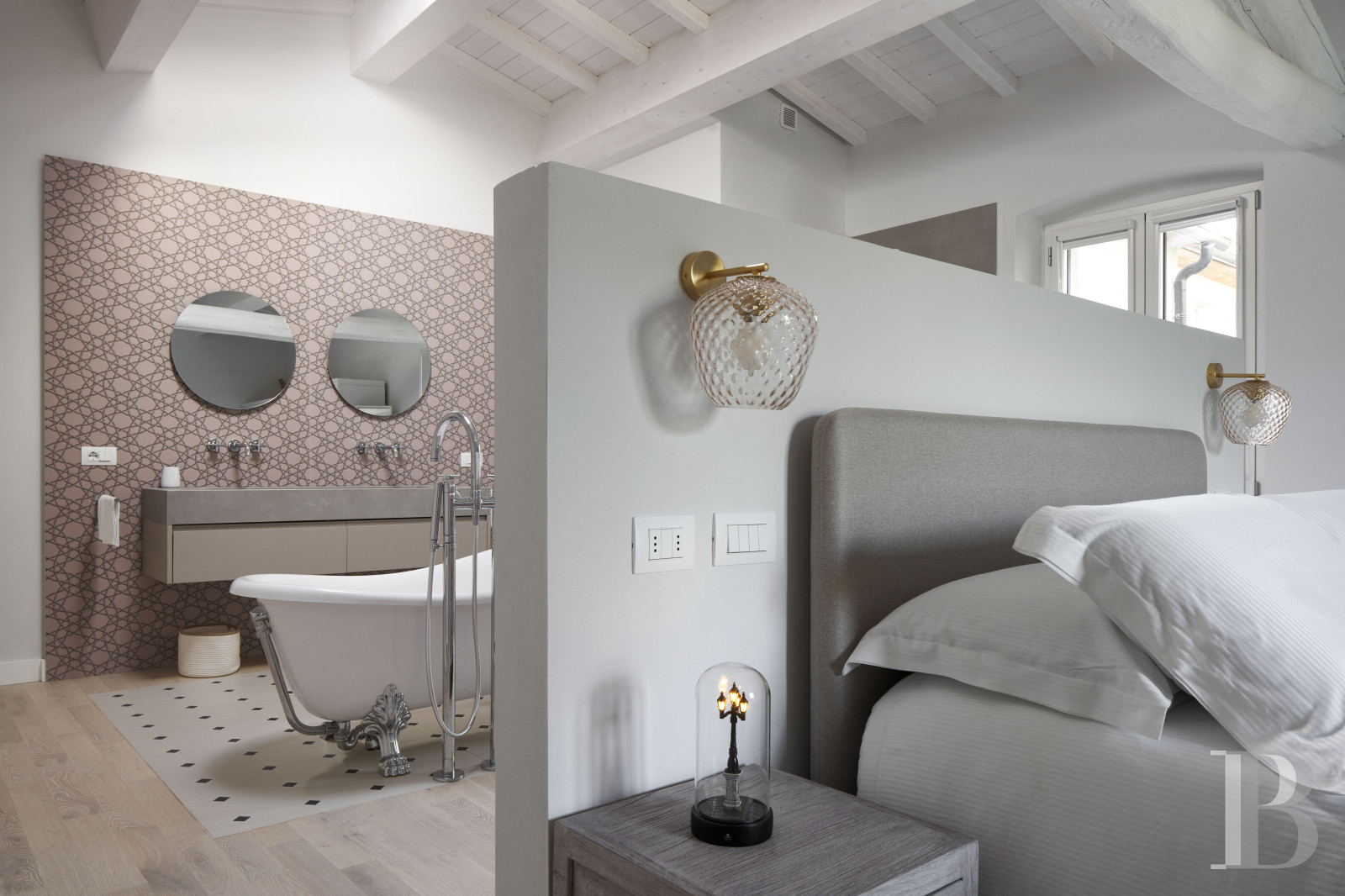 En Toscane, au nord de Vinci et non loin de Florence, une ancienne ferme du 19e siècle au milieu des oliviers - photo  n°19